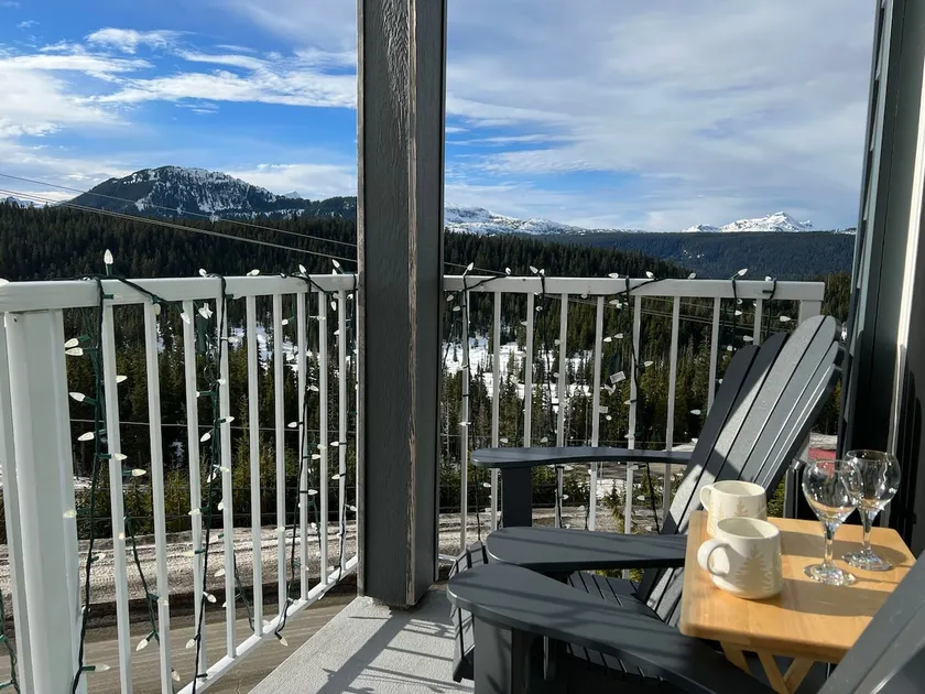 Mountain escape at Mt. Washington BC - Image 1
