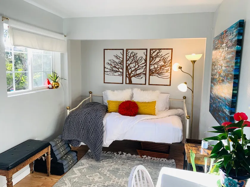 Getaway Under the Trees, cottage in downtown GV - Image 1