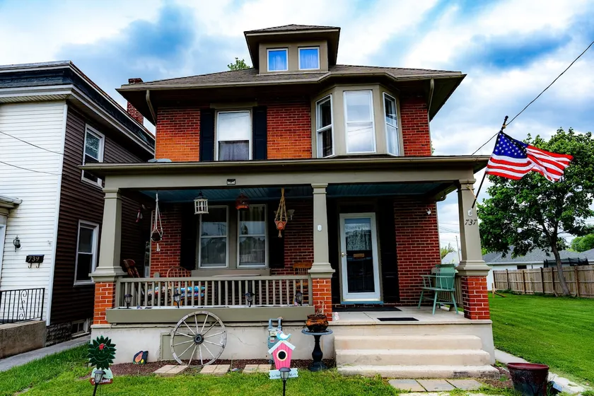 Spacious Home a mile away of York expo center with free parking lot. - Image 1
