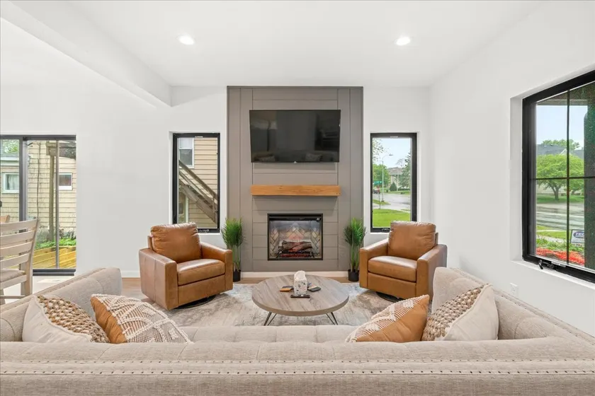 Walk to Downtown|4BR Modern Farmhouse+2-Car Garage - Image 1