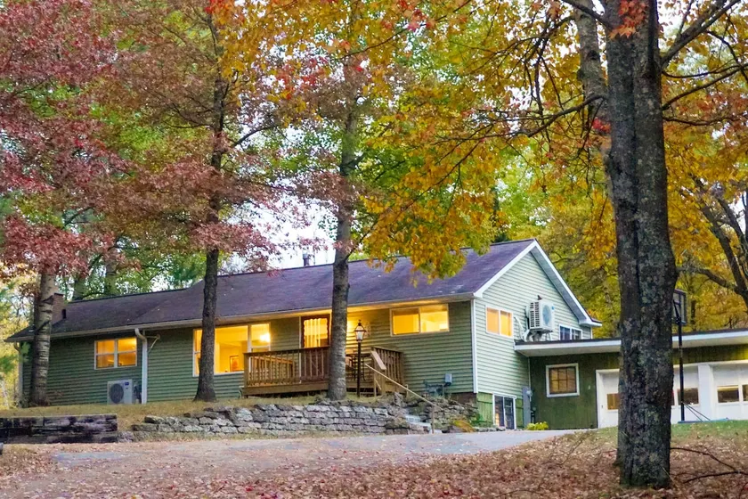 Cozy nature cottage on peaceful lake in the woods - Image 1