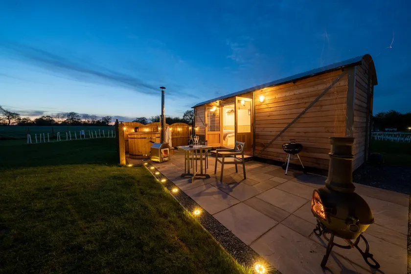 Luxury glamping wagon Hodnet - wood-fired hot tub - Image 1