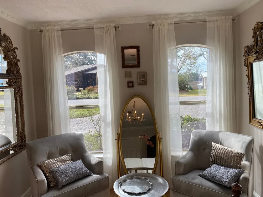 Regal Room on El Camino near Downtown Ocean Spring - Image 1