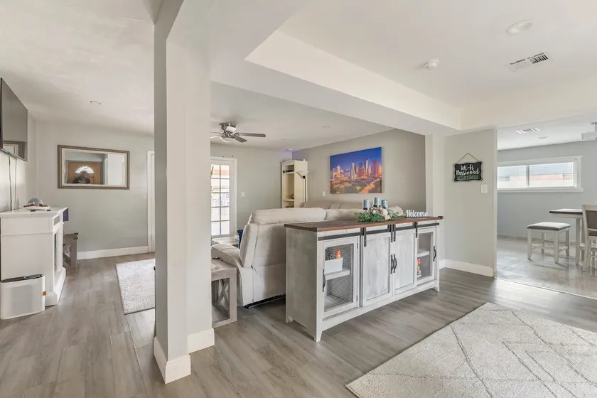 Family-friendly, 3 bedrooms & spacious backyard! - Image 1