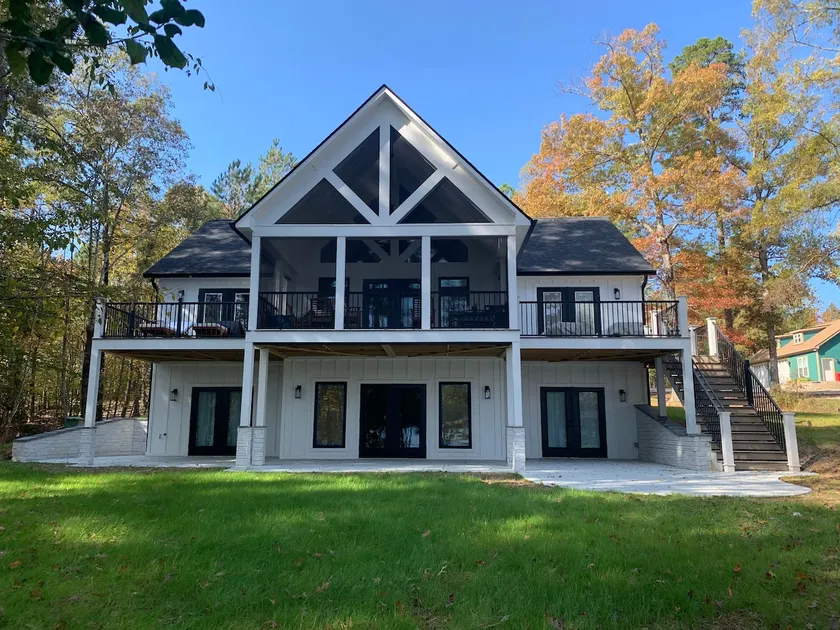 5-bdrm lakehouse w boathouse on LkGaston sleeps 11 - Image 1