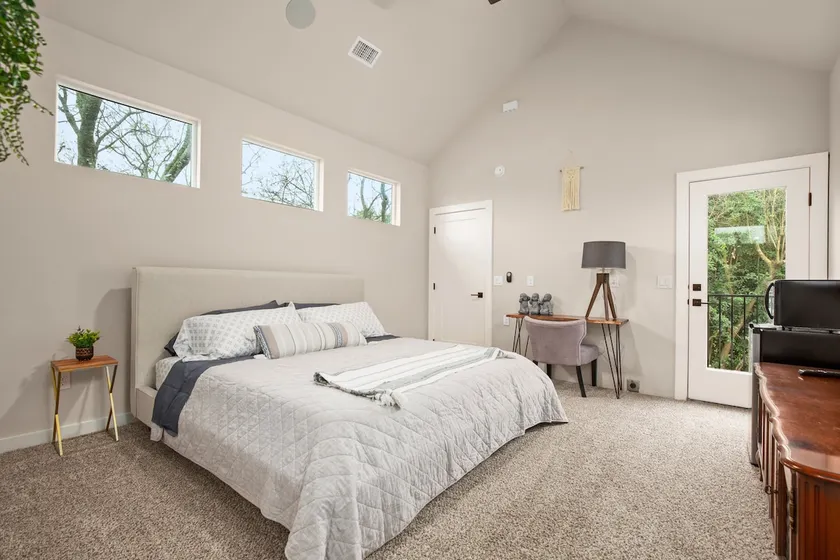 Fresh Studio near Domain w/ FREE Parking On-site - Image 1
