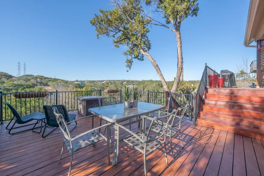 Stunning Home on a Cliff with Gorgeous Views: 5 min to Lakes - Image 1