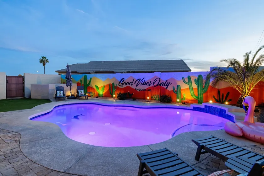 VACATION HOME +GREAT LOCATION +HEATED POOL & MORE! - Image 1