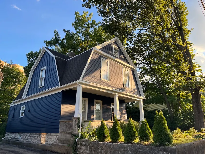 Carillon Cottage - Modern Comfort & Vintage Design - Image 1