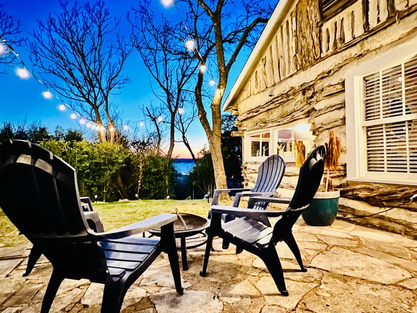 The Best Little Shorehouse in Texas - Image 1