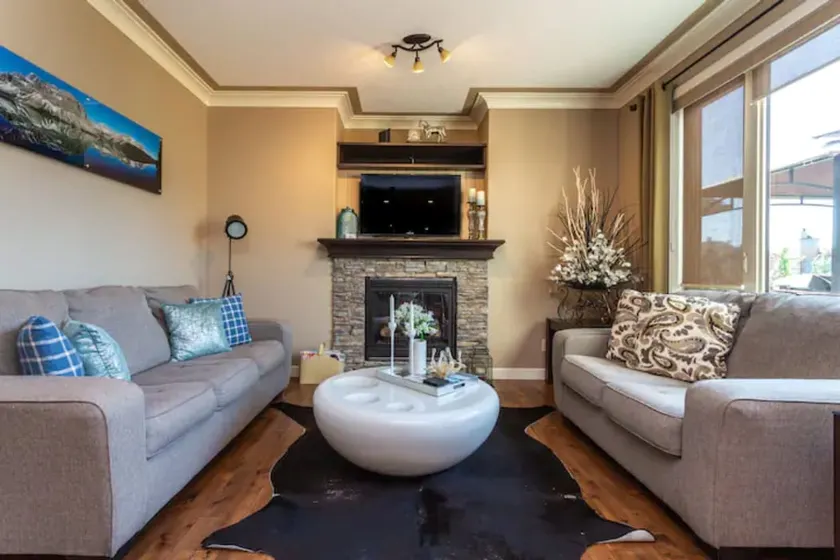 Cozy & Luxurious Ridge Home - including 2nd suite - Image 1