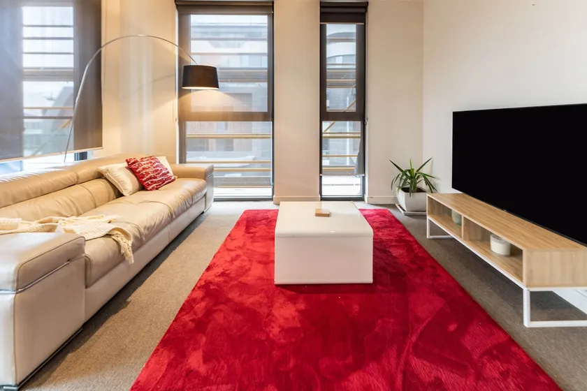 Central modern 2 bedrooms apt, free secure carpark - Image 1