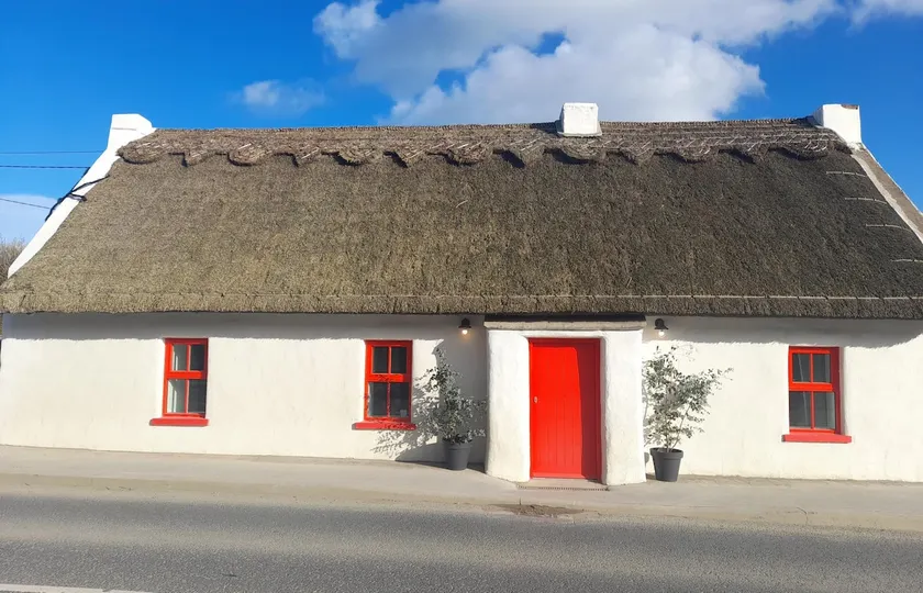Luxury 300yr old Irish thatch cottage close to sea - Image 1