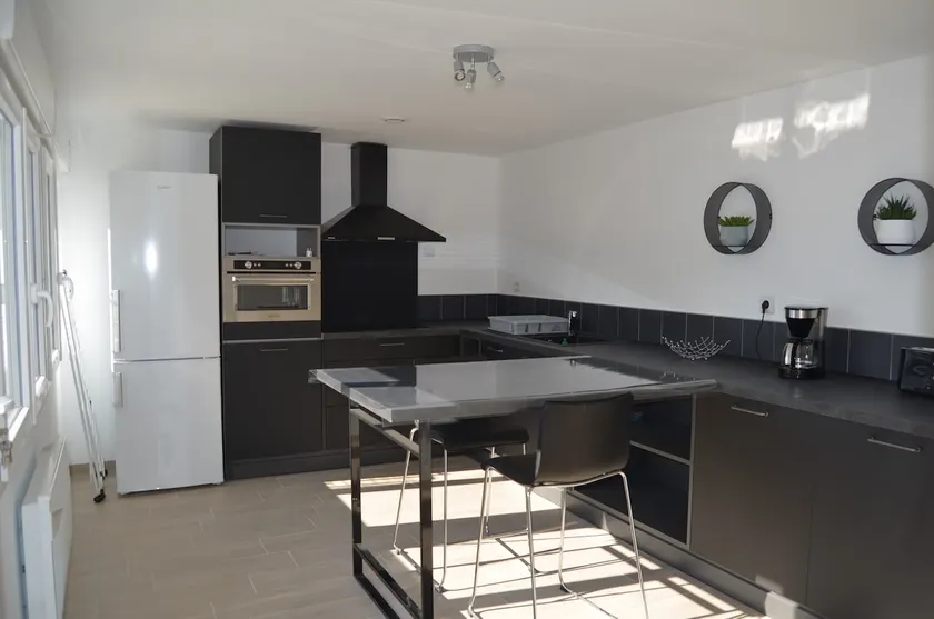 House 60 m from downtown - Image 1