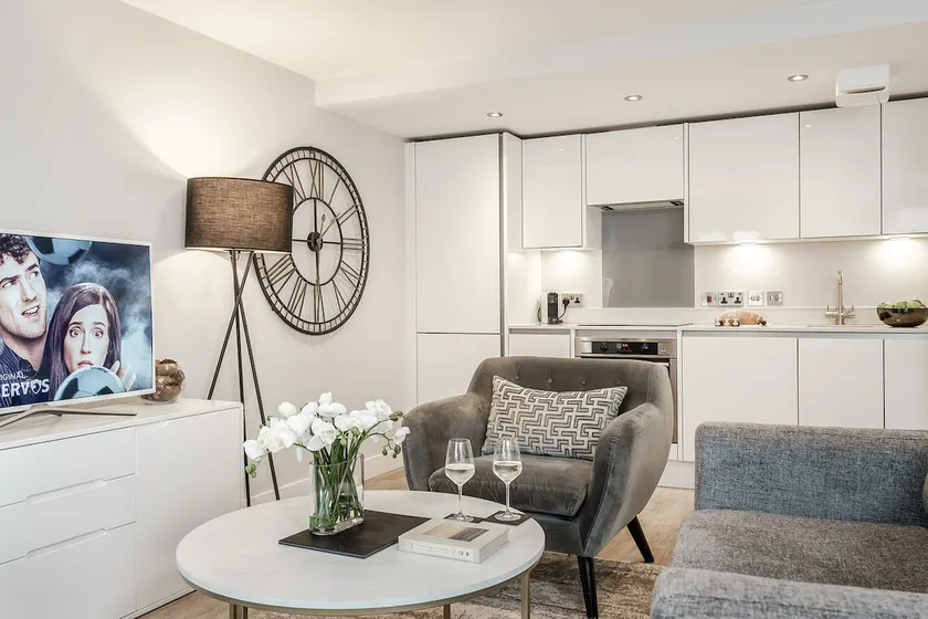 Modern studio apartment with free parking - Image 1