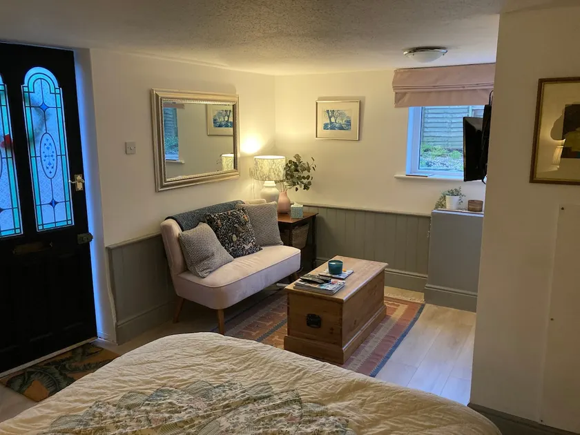Studio flat on quiet street close to the beach - Image 1