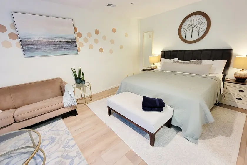 Private, in-law suite. 5 min drive to IU campus - Image 1