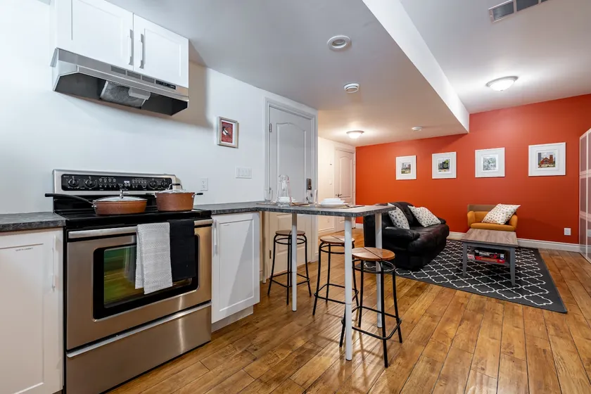 Cozy Southside Suite ~Top 5% ~Free Parking - Image 1