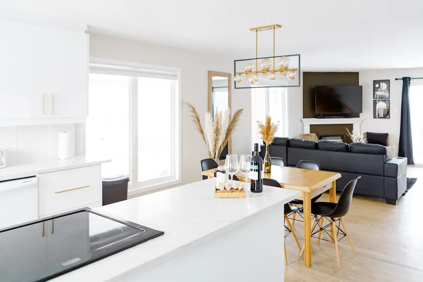 ***Entire COZY PLACE*** 5 Minutes Drive Downtown Ottawa - Image 1