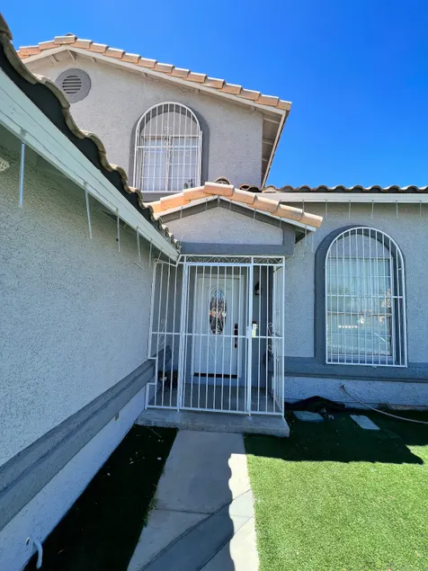 A beautiful house with free parking - Image 1