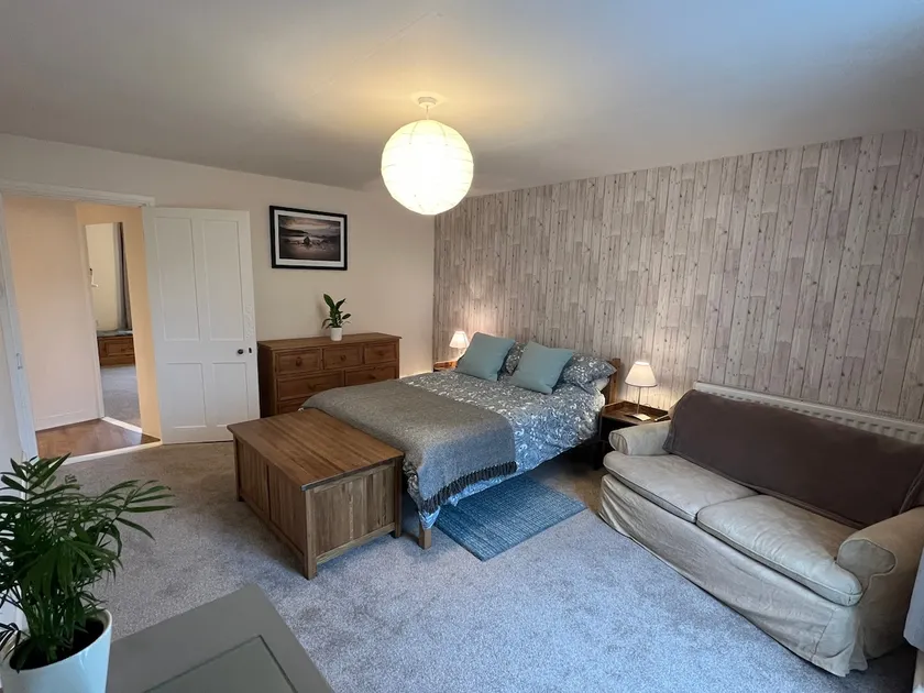 2 bedroom accommodation in Kingsbridge - Image 1