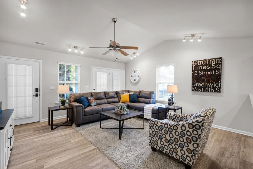 Stylish Luxe One-Level Twnh Steps from Neuse Trail - Image 1