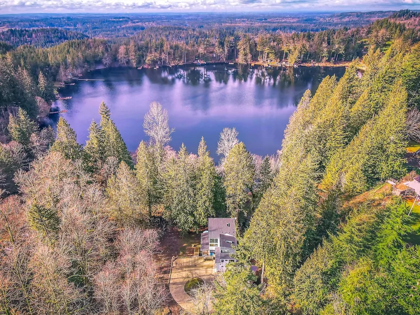 Lakefront Luxury: Private Lake Access, Near Skiing - Image 1