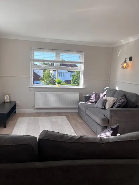 Spacious 2 bedroom apartment with free parking - Image 1