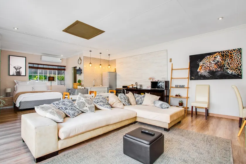 Beautiful Studio apt in Bryanston w/Backup Power - Image 1