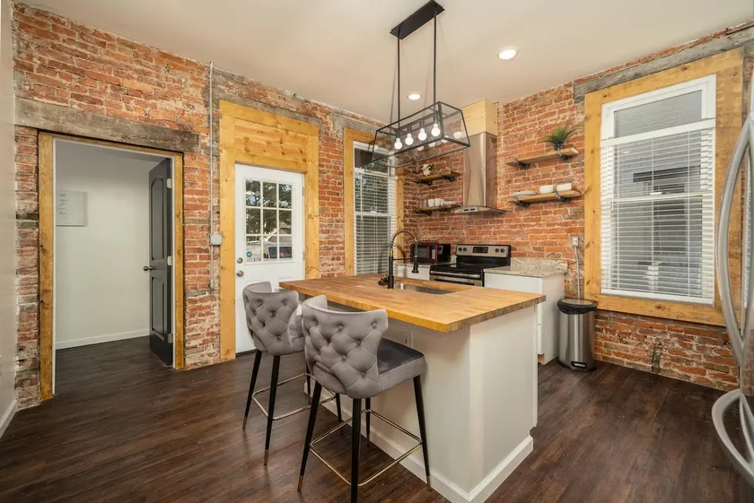 Spacious Olde Town East 1st Floor Private Unit - Image 1