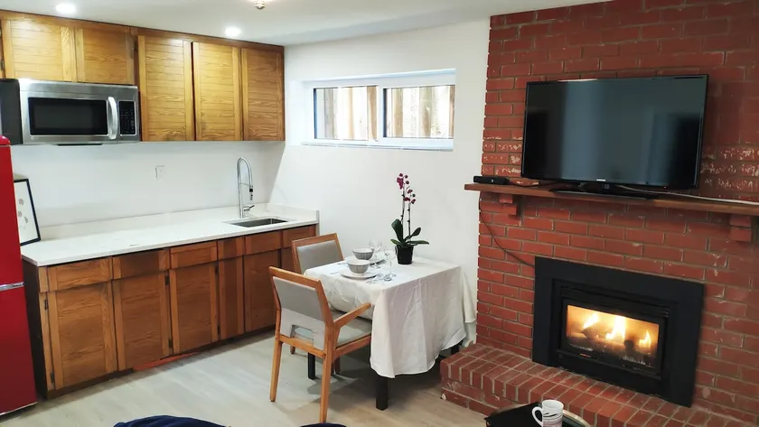 Modern 1 Bedroom Studio with Private Entrance - Image 1