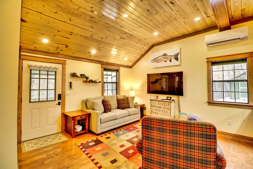 Want to REALLY get away? Round Bottom Roost. Secluded. Close to everything. - Image 1