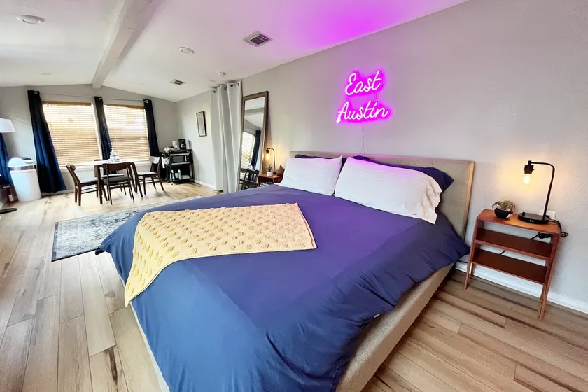 Bungalow with comfy king-size bed in East Austin - Image 1