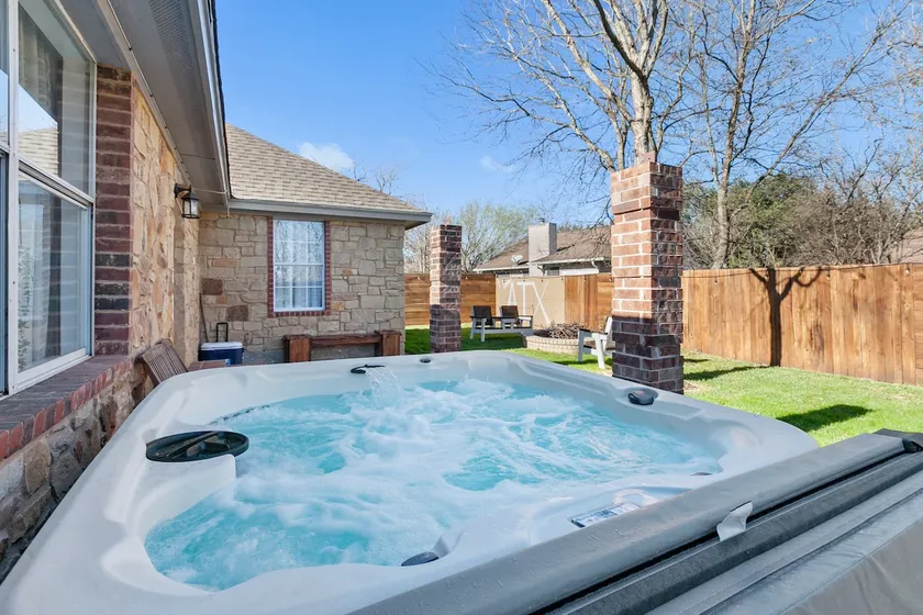 Luxury Modern 4BR | Hot Tub | Mins to DT & Rainey - Image 1