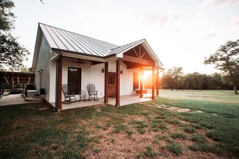 Quiet and Private Cottage on 10 Acres with Hot Tub - Image 1