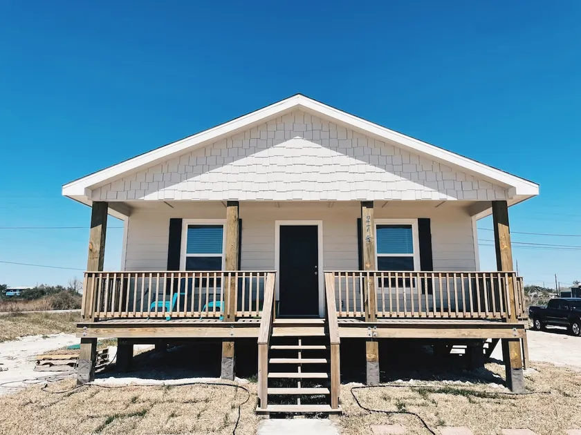 Post Oak Lane Coastal Vacation House - Image 1
