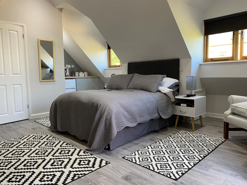 One bed ensuite Studio/Apartment with free parking - Image 1