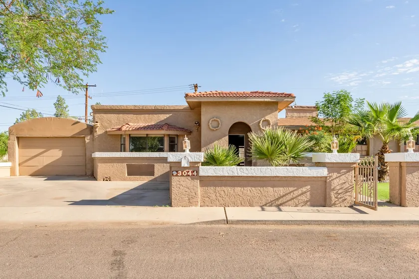 Spacious home! Heated pool, sundeck, and sports court - Image 1