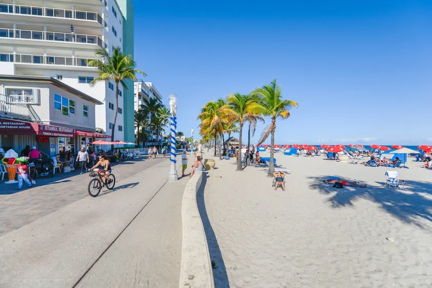 Spacious Unit Steps from the beach - W/ Parking! - Image 1