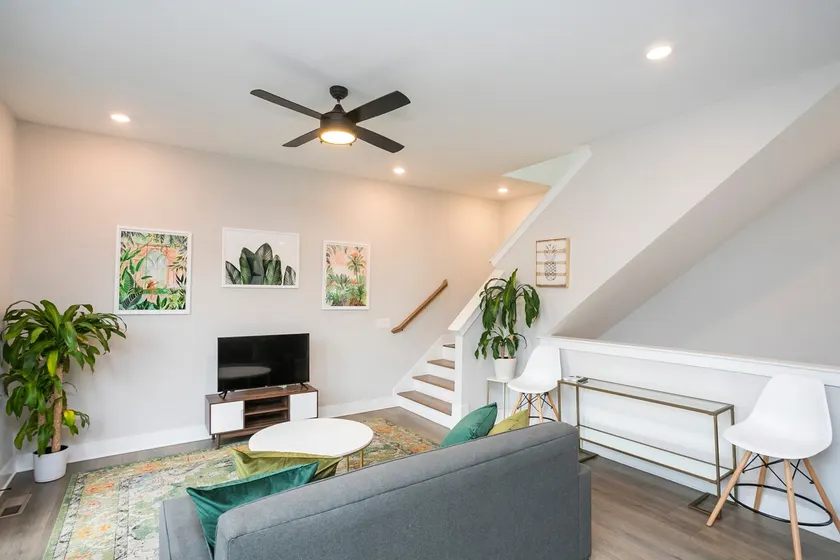 Boutique Townhome |3 bd! Parking! 12 min to DT! - Image 1