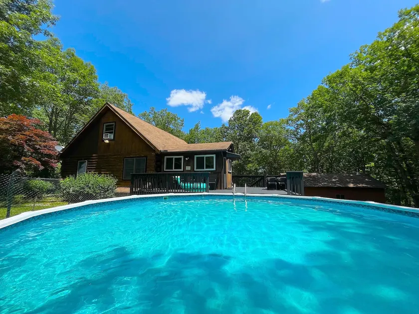4 Acre Oasis: Heated Pool, Hot Tub & Gameroom - Image 1