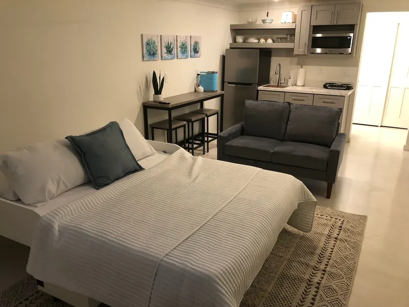 Adorable efficiency guest house, w/private patio - Image 1