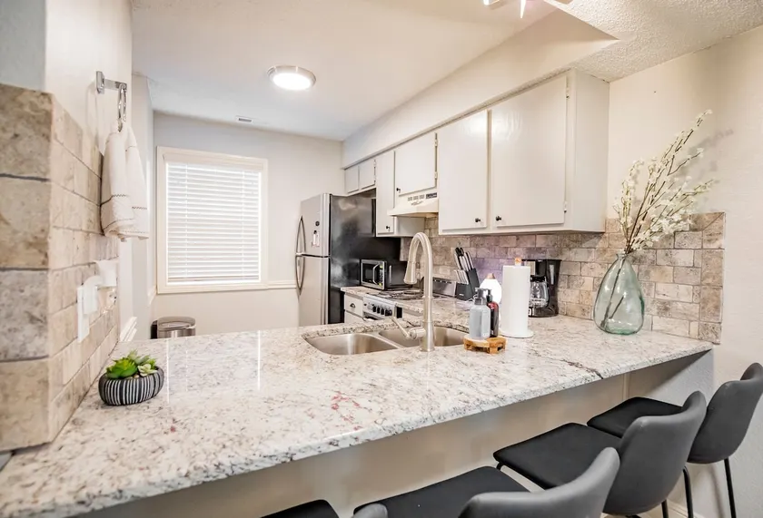 Convenient 2 BR/ 2 BA condo 1.3 miles from campus! - Image 1