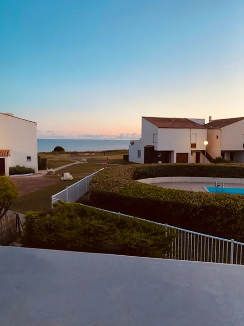 Sea view apartment with pool - Image 1