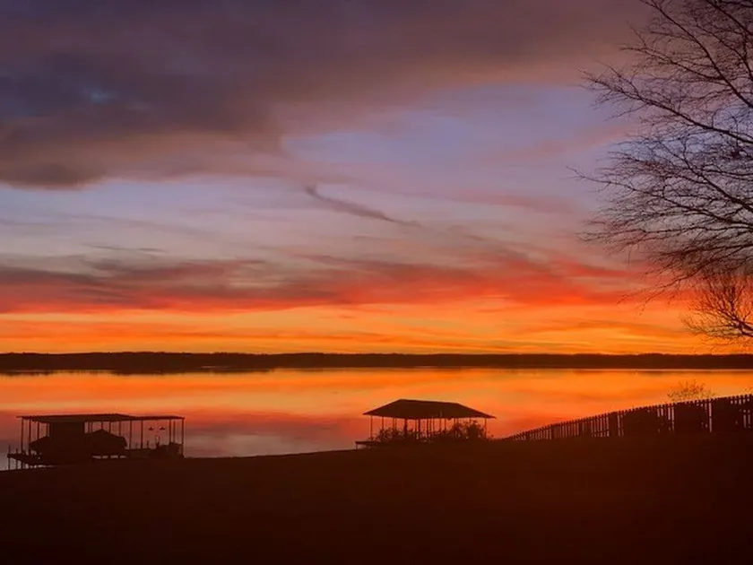 Enjoy Sunsets at Fully Equipped Home on the Lake - Image 1