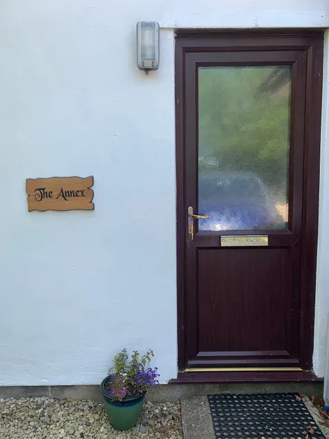 A studio annex with free parking. - Image 1