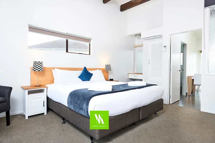 Deluxe Studio w Aircon - Cobblestone Court - Image 1