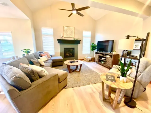 Immaculate 2BD/3BA South Lincoln Home with Garage - Image 1