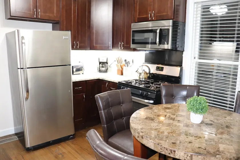 1BR Apartment - Walk to Shops - Downtown OAK PARK - Image 1