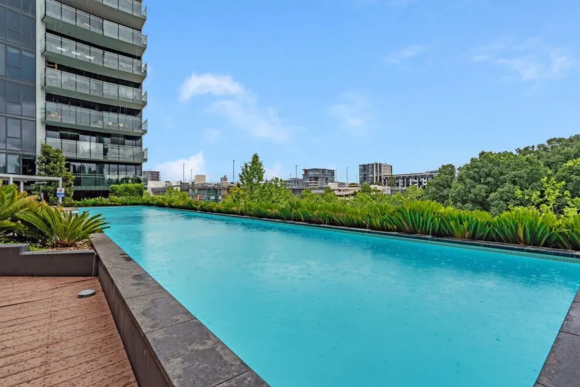 2 Bed Manhattan Apt + single car space - Image 1